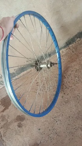 Vendo aro de bike com detalhes azul pneu de trás aro 26