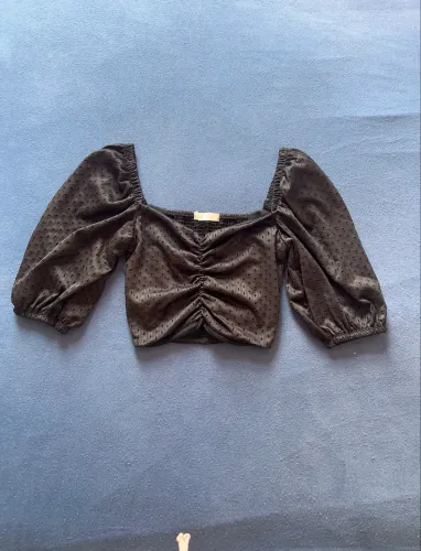 blusa cropped preta com mangas bufante
