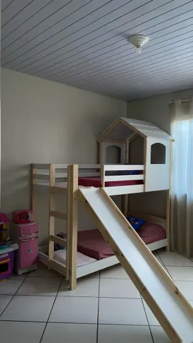 Beliche infantil Casinha com escorregador