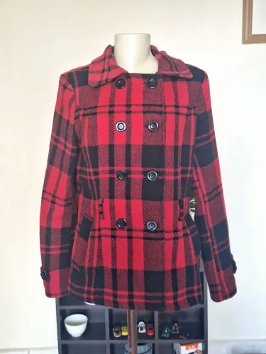Casaco xadrez vermelho e preto
