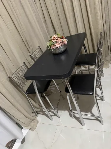 Conjunto de mesa com banquetas