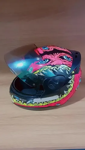 Capacete top