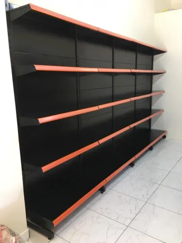 Gôndola de parede preta