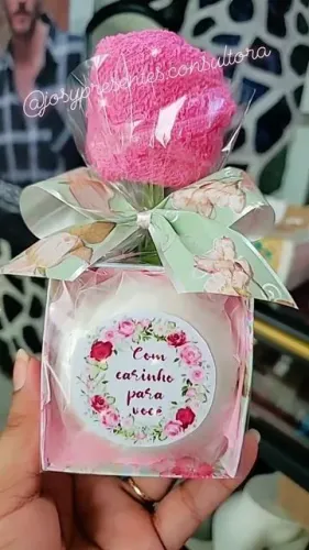 LEMBRANÇINHA EM FORMATO DE FLOR ( SABONETE E TOALHINHA)