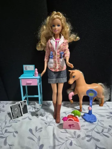 Barbie veterinária (completa com todos os acessórios)