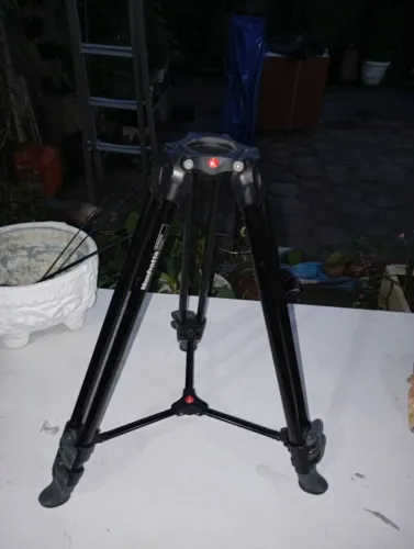 Tripé profissional Manfrotto e o modelo MVT502AM