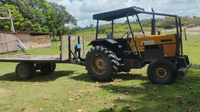 Vendo um trator com cambona 