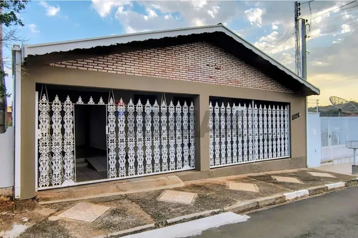 Casa à Venda, com 3 quartos, sendo 1 suíte, em Bairro Tradicional e Tranquilo de São Pedro