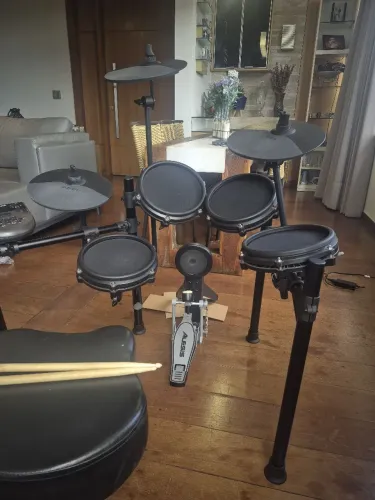 Bateria Eletrônica AAlesis Nitro Mesh Kit (Na Caixa + Banco)