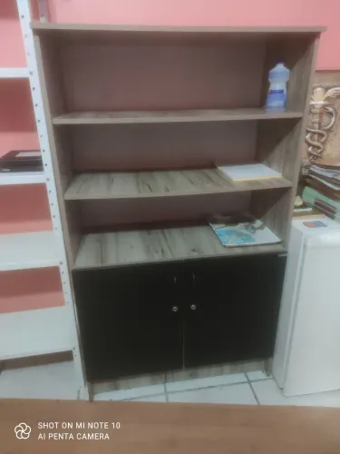 Mesas e estante de escritorios