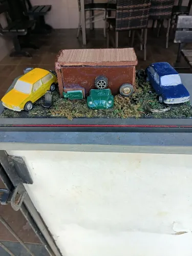 Diorama com 2 Brasílias de resina estilo ferro velho