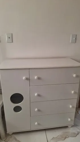 Cômoda infantil com porta detalhe em vidro e 4 gavetas