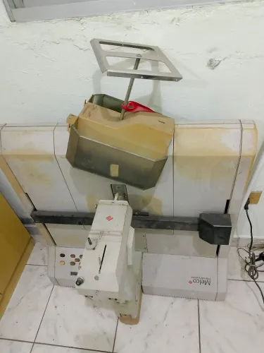 Máquina de bordado antiga (sucata)
