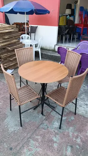 Conjunto de mesas e cadeiras diferenciado 