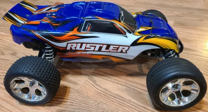 Automodelo Traxxas Rustler impecável 