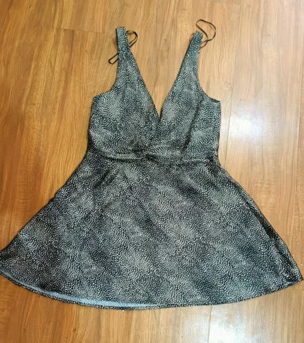Vestido Cinza, justo.