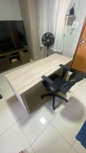 Vendo mesa de MDF 1,50x0,55 bordas 4,5 cm