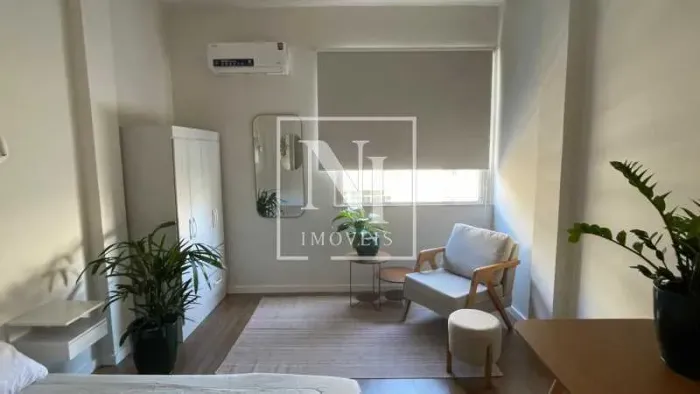 Reforma, localização e sotisticação. Execelente conjugado em COPACABANA à venda!