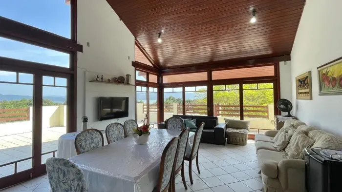 Imóvel para venda tem 220 metros quadrados com 3 quartos em Daniela - Florianópolis - SC