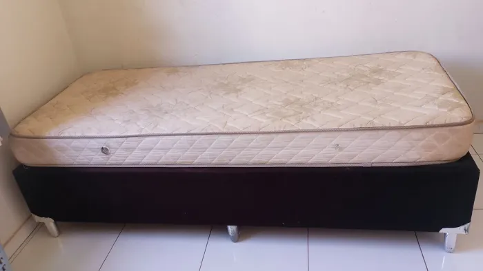 Cama de solteiro com colchão