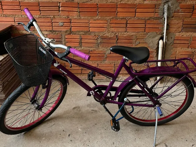 Bicicleta Aro 26 Feminina Roxa com Cesta e Bagageiro - Conservada