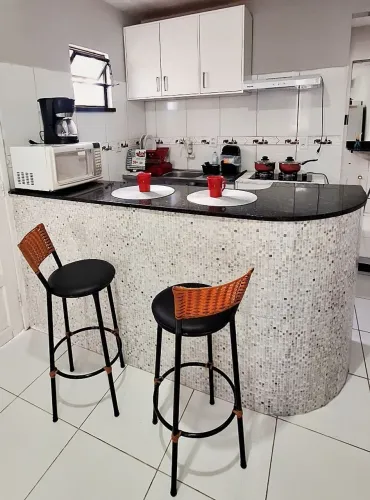 Kitnet na Atalaia, a 400m da orla, 5 estrelas no airbnb, Wi-Fi, ar-cond., conz. completa