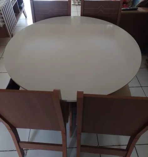 Vendo uma mesa redonda com 4 cadeiras Madeira MDF usada