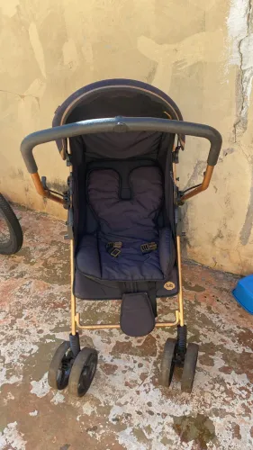 Carrinho de bebê e cadeira de alimentação 