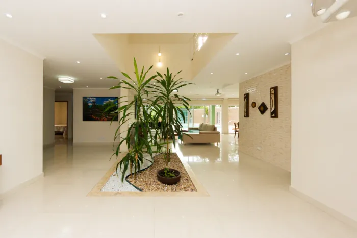 Casa em condomínio para venda e locação com 5 quartos, sendo 4 suítes, 566m²