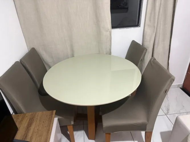 Mesa redonda de 4 cadeiras em bom estado