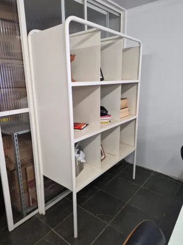 Estante de metal tubular com nichos