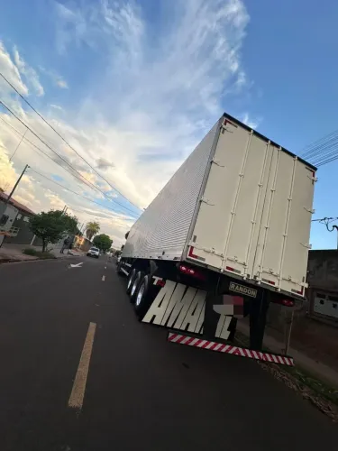Carreta Randon baú 2018/19