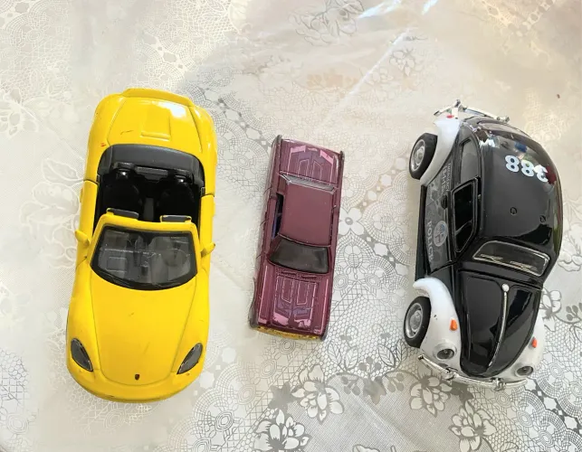 Vende-se 3 miniaturas de Carros de Metal Ferro