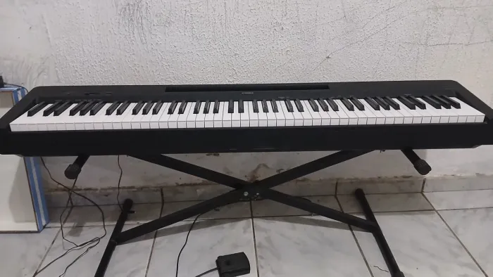 Piano digital Yamaha P-145