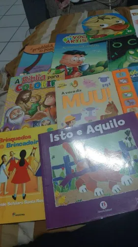Livros infantis e jogos