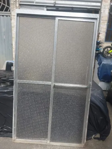 Vende-se Box Banheiro 107cm largura X 188cm altura. Valor 120,00.