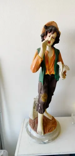 Escultura em gesso Menino Jornaleiro