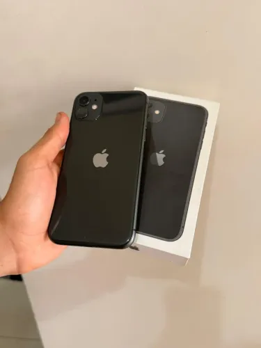 iPhone 11, R$900, carregador e caixa incluídos.