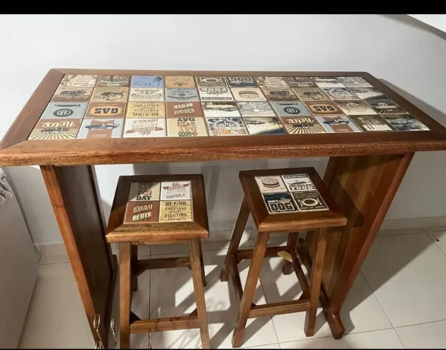 Mesa toda em madeira com detalhes em ladrilhos, com 4 banquinhos, linda!