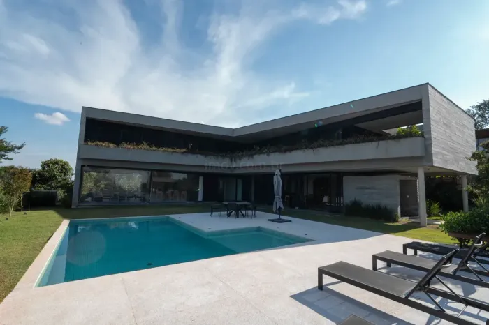 Casa de condomínio para venda possui 900 metros quadrados com 7 quartos