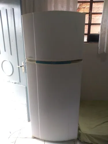 Geladeira Consul as vezes gela as vezes não não sei.o q é