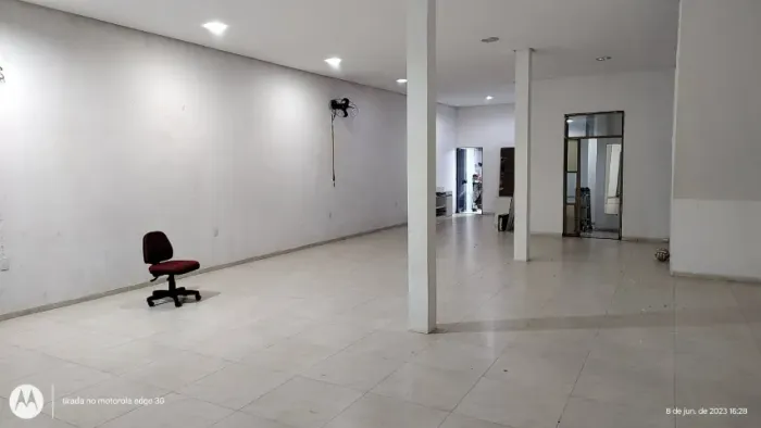 EL - Galpão / Ponto comercial em água fria, espaço amplo com ótima localização.