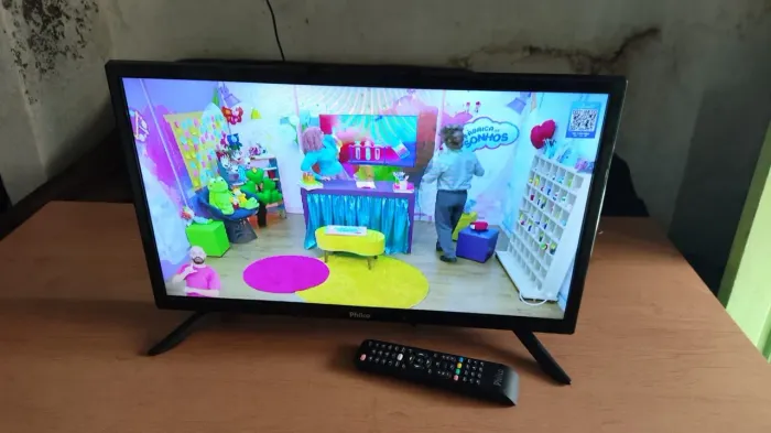 Vendo ou troco essa televisão Philco pouco tempo usada
