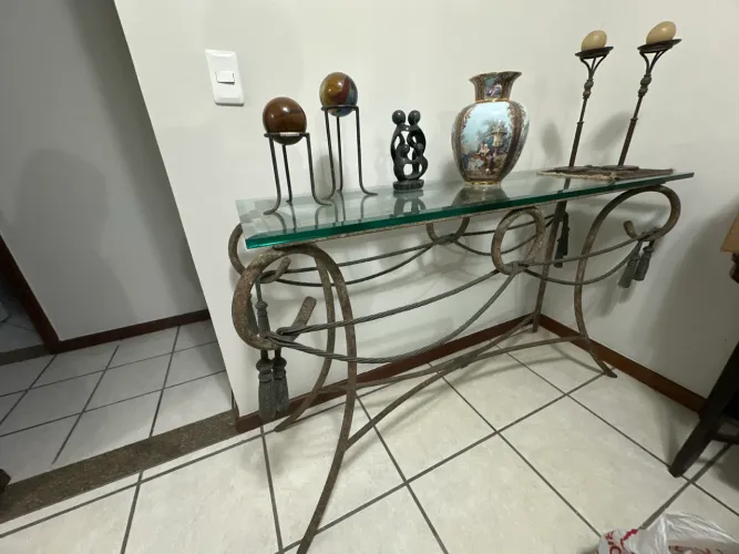 Vendo aparado de ferro trabalhado com tampo de vidro