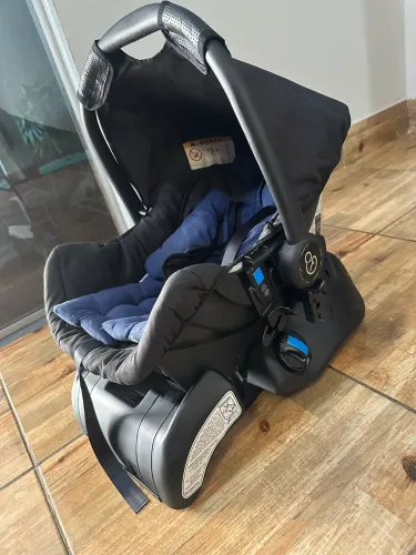 Carrinho de bebê mais bebê conforto 