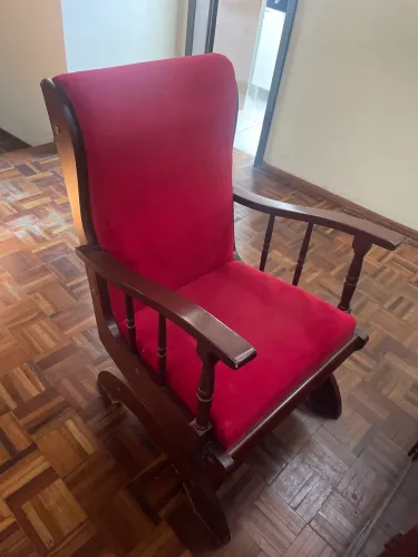 Cadeira de balanço de madeira estofada