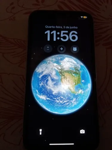 iPhone XR com a carcaça do iPhone 15