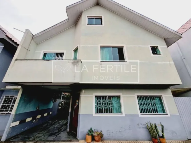 Sobrado com 3 Quartos, 1 Suíte, 136.29M², à Venda por R$ 645.000,00 - Novo Mundo, Curitiba