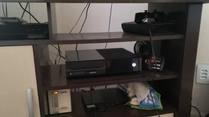 Xbox one semi-novo dois controles+ controle de series x