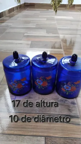 Três potes de cristal azul cobalto